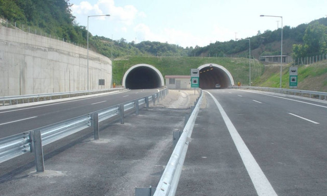 Σοκ: Νταλίκα έπεσε σε γκρεμό κοντά στην Παραμυθιά Θεσπρωτίας