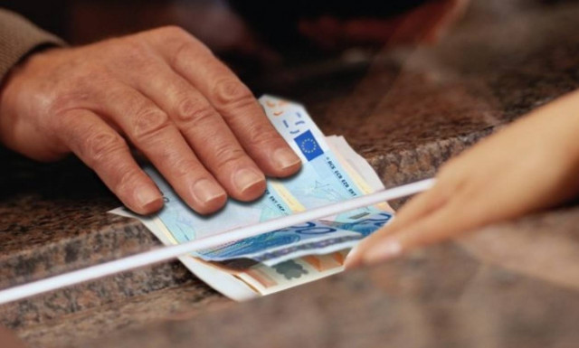 Η αβεβαιότητα επέστρεψε, οι καταθέσεις... φεύγουν