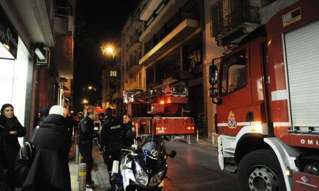 Εμπρηστική επίθεση σε γραφεία στη Σόλωνος - Απεγκλωβίστηκαν 5 άτομα