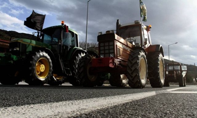 Μπλόκα αγροτών 2017: Κομμένη στα δύο η Ελλάδα - Ποιοι δρόμοι θα κλείσουν σήμερα Δευτέρα