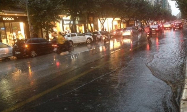 Κακοκαιρία: Οι δυνατοί άνεμοι ξεκόλλησαν ακόμα και λαμαρίνες - Ζημιές σε αυτοκίνητα στην Πάτρα