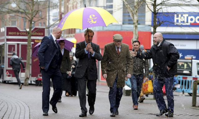 Πέταξαν αυγά στον Φάρατζ - Τα... απέκρουσε με την ομπρέλα του! (vid)