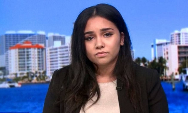 Απίστευτο! Την πέταξαν έξω από το αεροπλάνο για το αποκαλυπτικό ντεκολτέ της (video+pic)