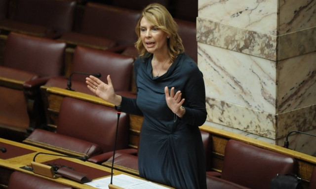 Παπακώστα: Μαντινάδες και tweets αντί για απαντήσεις στη Βουλή