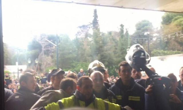 «Ντου» πυροσβεστών στο υπουργείο Διοικητικής Μεταρρύθμισης (pics+vids)