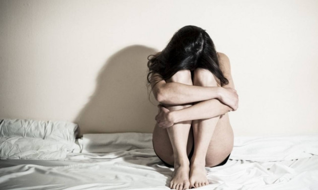 Φρίκη στη Γερμανία: Eξέδιδε την ανήλικη κόρη της μέσω διαδικτύου και έβαζε το φίλο της να τη βιάζει