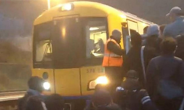 Πανικός στο Λονδίνο: Πυρκαγιά σε τρένο εν κινήσει – Αναφορές για πολλούς τραυματίες (Pics)
