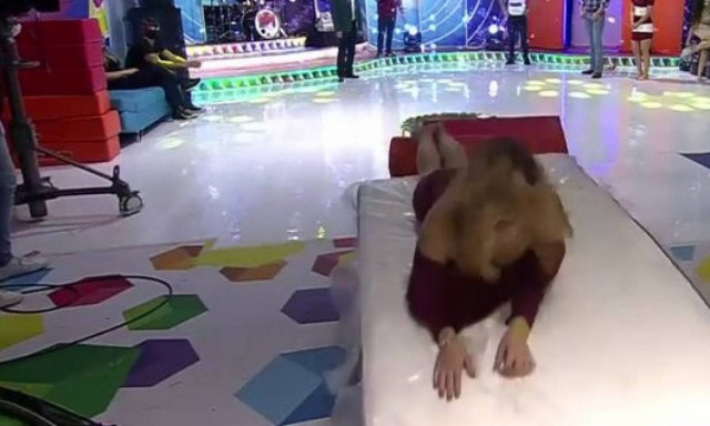 Αποκαλυπτικό βίντεο: Παρουσιάστρια ξέχασε πως δεν φορούσε εσώρουχο και ξάπλωσε με τα πόδια ανοιχτά