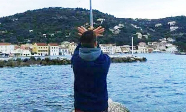 Πρόκληση στους Παξούς: Ανήλικος Αλβανός σχημάτισε τον αλβανικό αετό κάτω από την ελληνική σημαία!