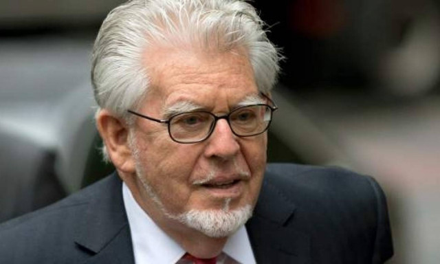 Βρετανία: Αθώος για 3 κατηγορίες πρώην παρουσιαστής του BBC που έχει καταδικαστεί για παιδεραστία