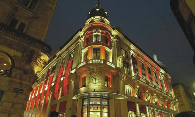 Galeries Lafayette: Έδιωξαν καρκινοπαθή πελάτισσα γιατί αρνήθηκε να βγάλει το σκουφάκι της