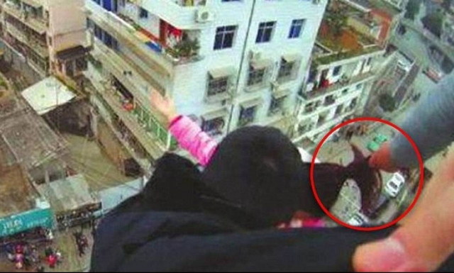 Δραματική διάσωση: Προσπάθησε να αυτοκτονήσει και την έπιασε τελευταία στιγμή από τα μαλλιά! (vid)