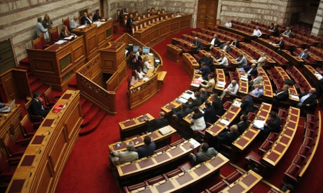 Για φωτογραφικές διατάξεις στο ν/σ του υπουργείου Παιδείας κατηγορεί η ΝΔ την κυβέρνηση