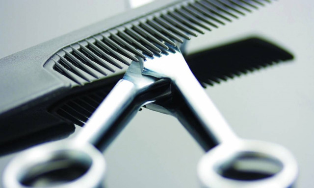 Απίστευτο: Ο κομμωτής με το… καυτό ψαλίδι! Δεν θα πιστεύετε πώς κουρεύει τους πελάτες (vid)