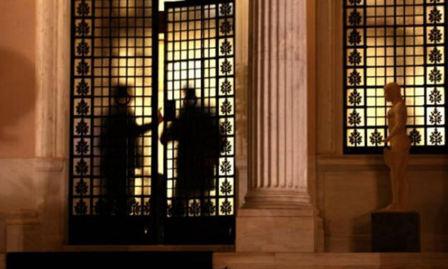 «Ναι σε όλα» από την κυβέρνηση: Και μείωση αφορολόγητου και ομαδικές απολύσεις