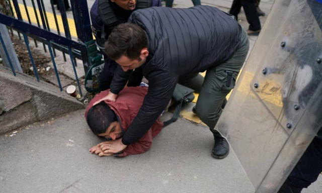 Συλλήψεις και δακρυγόνα σε επεισόδια στην Άγκυρα (pics+vid)