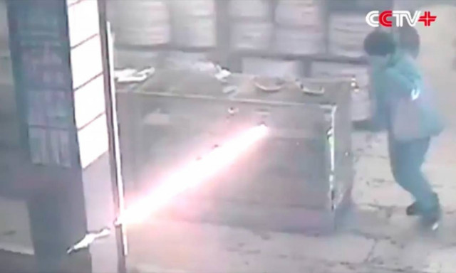 Εκρηκτικός συνδυασμός: Μεθυσμένος πυρομανής σκορπά πύρινο όλεθρο σε μαγαζί με πυροτεχνήματα (Vid)