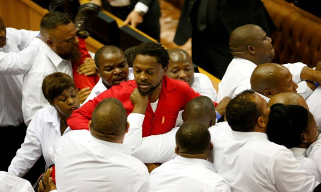 Άγριο ξύλο στη Βουλή της Νότιας Αφρικής - Έπεσαν μπουνιές και κλωτσιές! (vid)