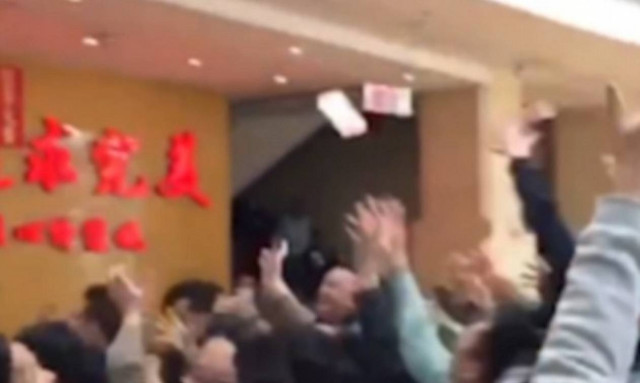 Το αφεντικό τρελάθηκε: Πετάει λεφτά σε υπαλλήλους του για να τους καλωσορίσει από διακοπές! (vid)