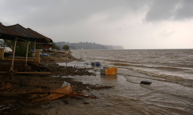Στο έλεος της κακοκαιρίας η Κρήτη - Πλημμύρισαν δρόμοι και σπίτια (photos)