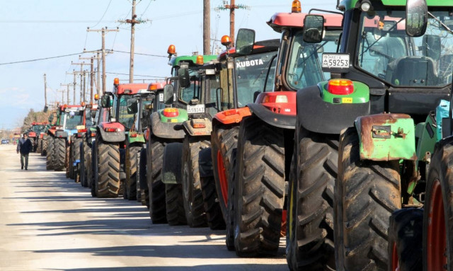 Μπλόκα αγροτών 2017: Τα τρακτέρ κόβουν την Ελλάδα στα δύο - Ποιοι δρόμοι κλείνουν