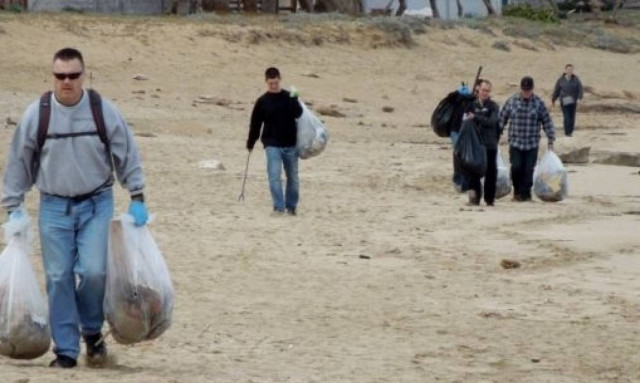 Χανιά: Το πλήρωμα του αμερικανικού αεροπλανοφόρου καθάρισε την παραλία του Σταυρού (pics)