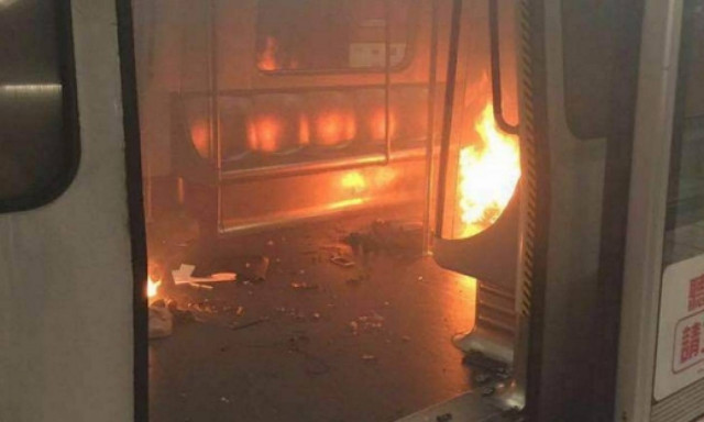 Χονγκ Κονγκ: Πυρομανής σκορπά τον τρόμο στο μετρό (ΠΡΟΣΟΧΗ - ΣΚΛΗΡΕΣ ΕΙΚΟΝΕΣ)