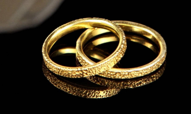 Γιατί φοράμε βέρα στο δεξί;