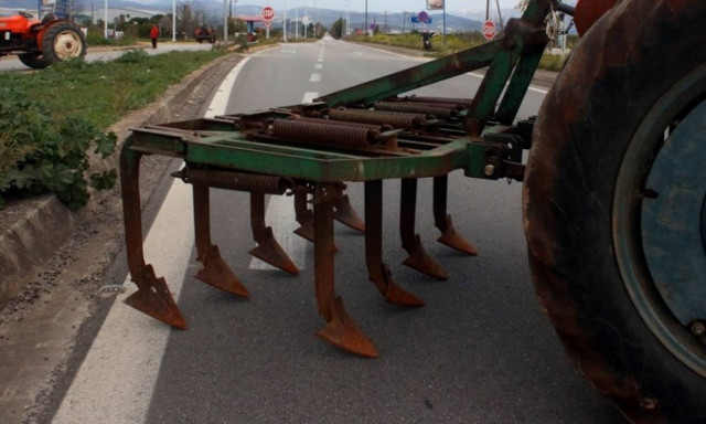 Έκλεισε αιφνιδιαστικά η Αθηνών – Πατρών από μπλόκο αγροτών