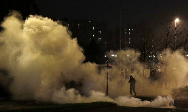 Σοβαρά επεισόδια στη Γαλλία σε διαδήλωση για τον βιασμό 22χρονου από αστυνομικούς (Vids)