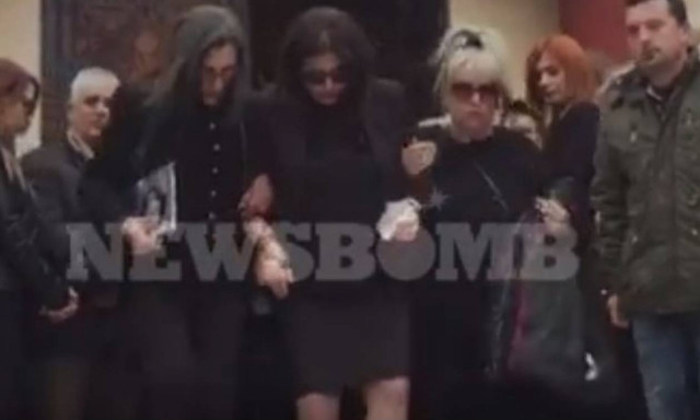 Μνημόσυνο Παντελίδη: Υποβασταζόμενη βγήκε από την εκκλησία η μητέρα του