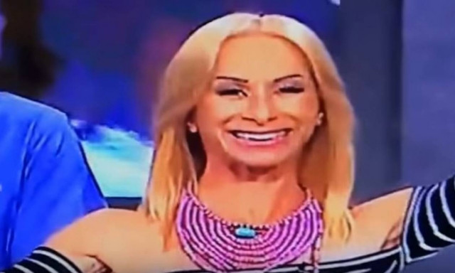 Γέλιο μέχρι δακρύων: Παρουσιάστρια γελάει και της φεύγει το δόντι οn air! (vid)