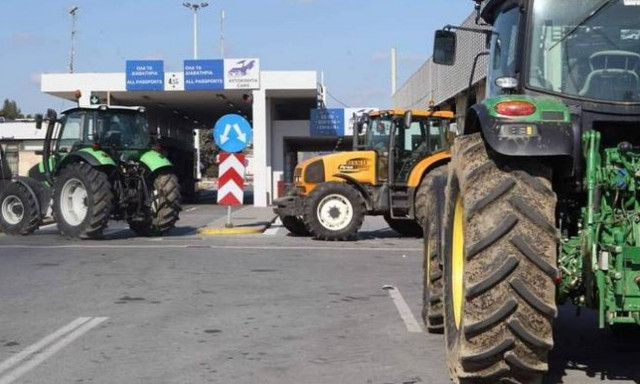 Μπλόκα αγροτών: Αυξάνονται τα προβλήματα λόγω του αποκλεισμού του τελωνείου των Ευζώνων