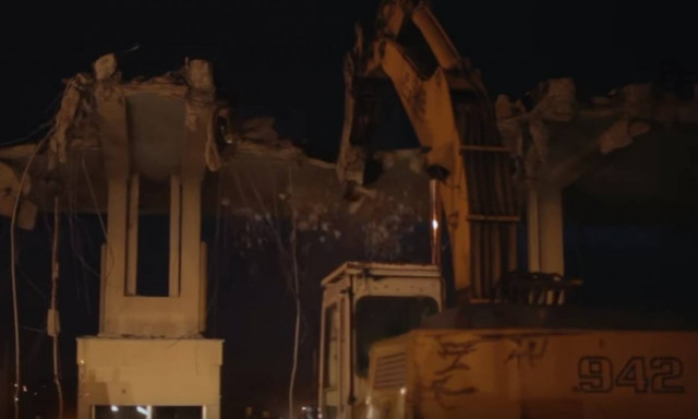 Ολυμπία Οδός: Η στιγμή της κατεδάφισης των διοδίων του Ρίου (vid)