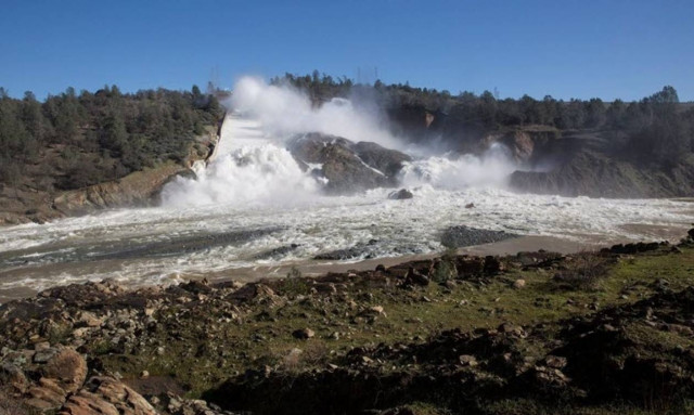 Εκκενώθηκε περιοχή γύρω από το υψηλότερο φράγμα των ΗΠΑ (vids)