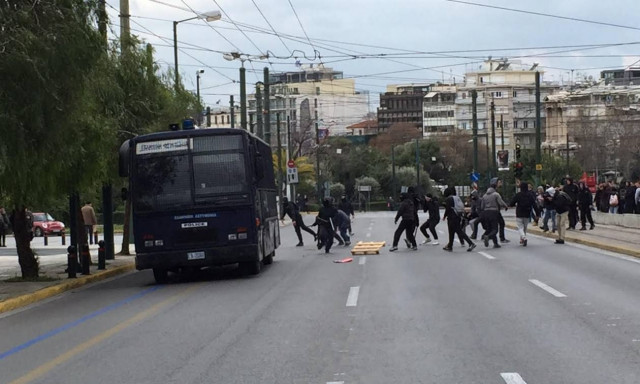 Ένταση στο μαθητικό συλλαλητήριο - Επιτέθηκαν σε κλούβα των ΜΑΤ (pics&vid)