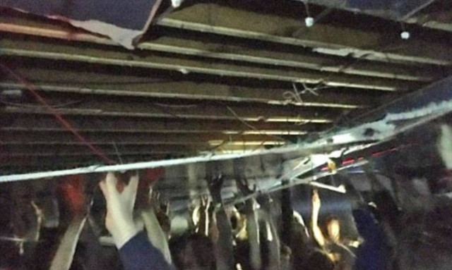 Πανικός σε κλαμπ στο Μάντσεστερ: Κατέρρευσε η οροφή - Την κράτησαν οι θαμώνες με τα χέρια τους (vid)