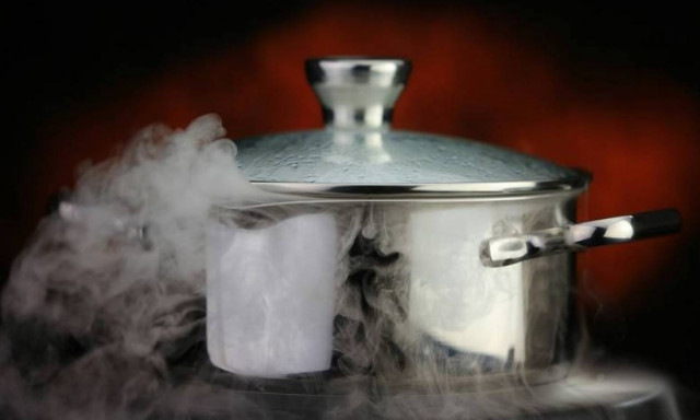 Βίντεο - ΣΟΚ στην Πρέβεζα: Χύτρα «σκάει» την ώρα που μαγειρεύει!