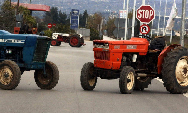 Μπλόκα αγροτών: Αποκλεισμός της Εφορίας στη Ρόδο από τους αγρότες