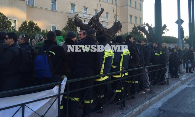 Σύγχυση στην κυβέρνηση ΣΥΡΙΖΑ-ΑΝΕΛ για τους πυροσβέστες