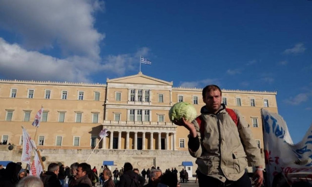 Επιστρέφουν στα μπλόκα οι αγρότες μετά το συλλαλητήριο στο Σύνταγμα (photos&videos)