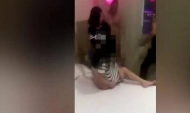 Βίντεο: Συγγενείς της νύφης έπιασαν ολόγυμνους γαμπρό και ερωμένη στο κρεβάτι! Αυτό που ακολούθησε…