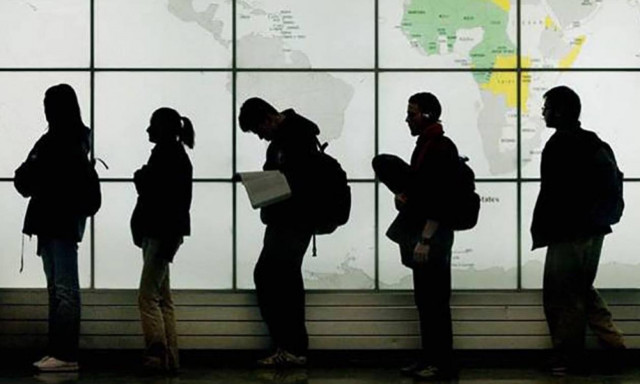Η Ελλάδα «διώχνει» τα παιδιά της - Το 30% των εργαζομένων ψάχνει δουλειά στο εξωτερικό!