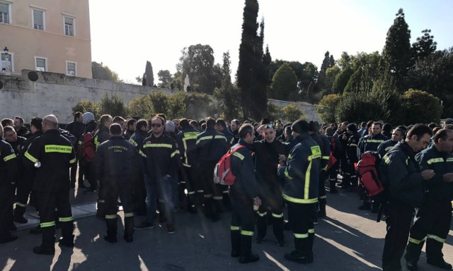 Συγκέντρωση διαμαρτυρίας πραγματοποίησαν πυροσβέστες στο Σύνταγμα (pics&vid)