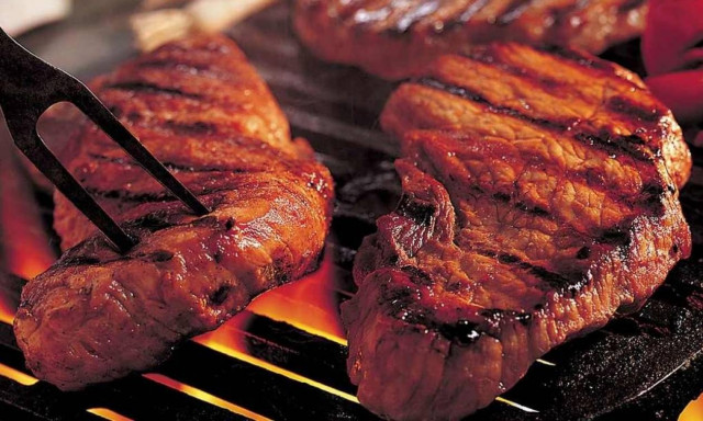 Τσικνοπέμπτη: Η #tsiknopempti πάει twitter και οι Έλληνες το γλεντάνε