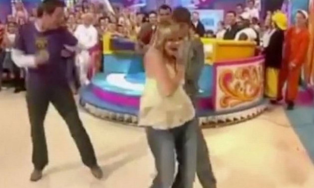 Σάλος στον αέρα: Παρουσιάστρια παιδικής εκπομπής χωρίς σουτιέν αποκάλυψε το στήθος της (video+pics)