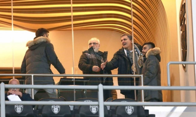 Ο Τσακαλώτος είδε… ΠΑΟΚ από σουίτα της Τούμπας