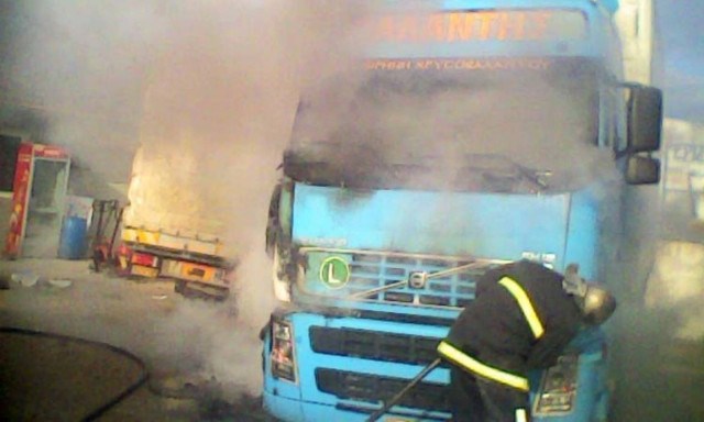 Νταλίκα τυλίχθηκε στις φλόγες έξω από τη Λάρισα