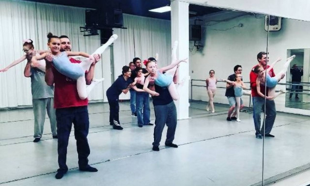 Οι ξεκαρδιστικές προσπάθειες μπαμπάδων να κάνουν μπαλέτο με τις κόρες τους! (vids)