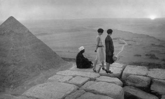 Όταν οι τουρίστες έκαναν ηλιοθεραπεία πάνω στις πυραμίδες της Γκίζας (photos)